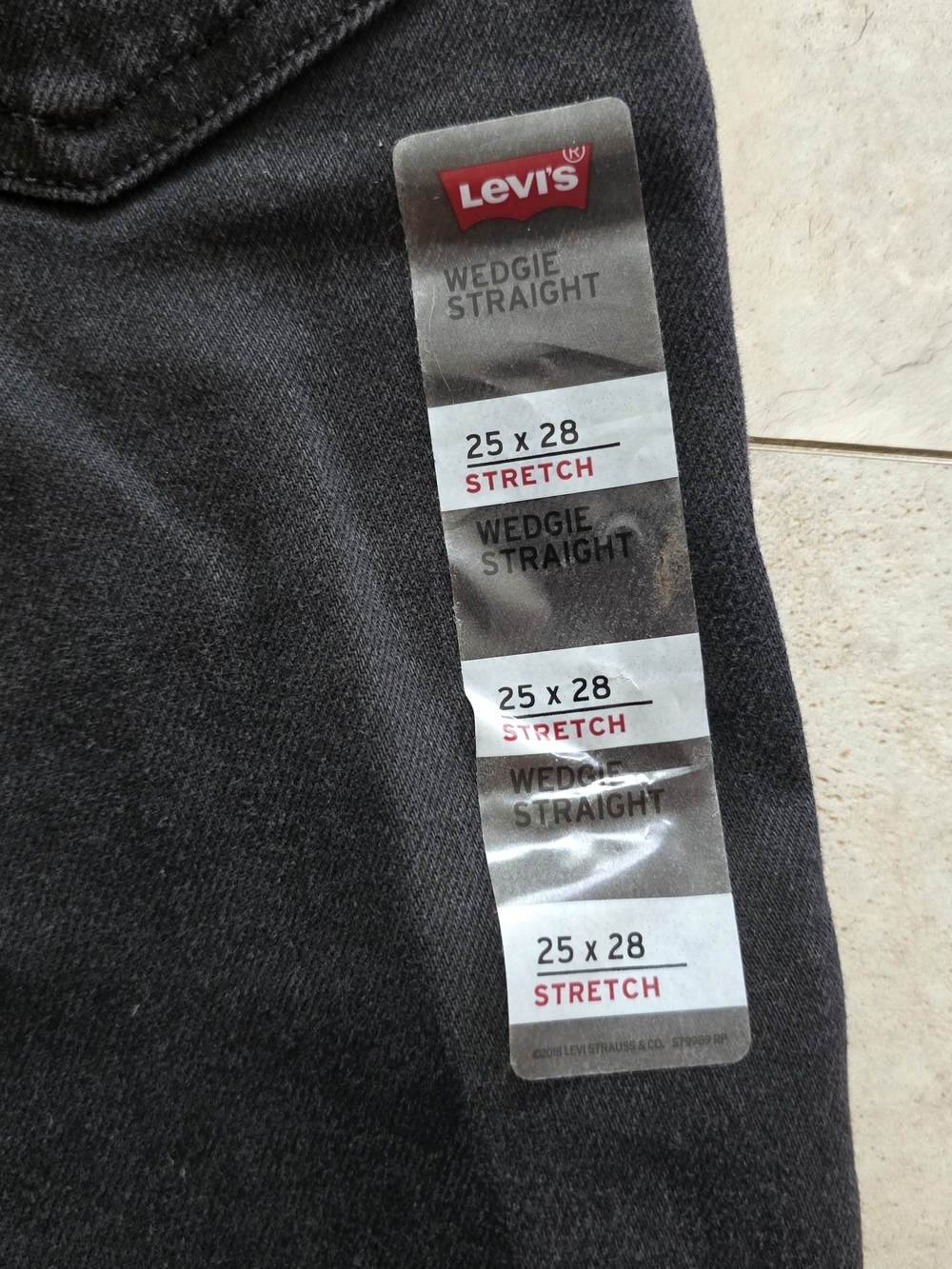 Levi's Women's Wedgie Straight Leg Jeans in Black 25x28 NWT - Picture 9 of 9